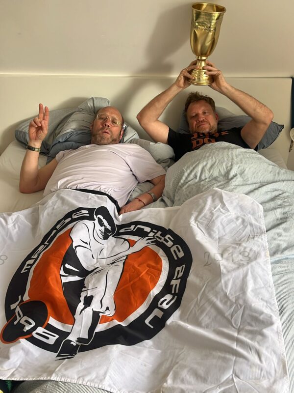 Malden und Schwalbe kuscheln