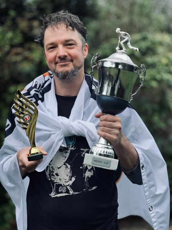 Holzbein präsentiert seine Pokale